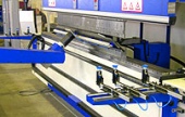 Biegemaschine-teilefertigung-laserschneiden-umformen-fräsen-oberflächenbeschichtung